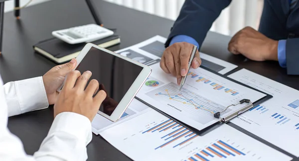 Equipo Lluvia Ideas Comercializadores Contadores Financieros Están Discutiendo Analizando Gráficos — Foto de Stock