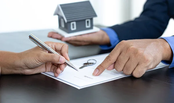 不動産代理店や販売管理者は 保険と住宅購入契約を締結する顧客に契約条件を提案しています 購入契約の概念に署名する契約 — ストック写真