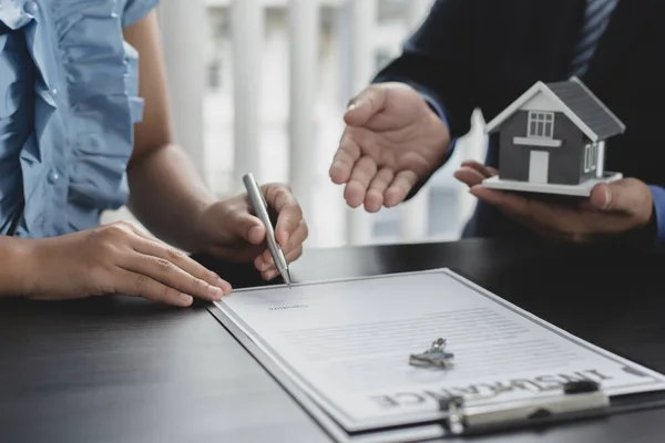 Real Estate Agent Sales Manager Heeft Voorgesteld Voorwaarden Aan Klanten — Stockfoto