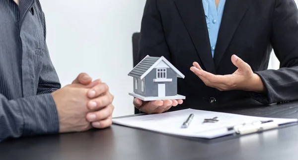 Emlakçı ya da satış müdürü ev satışları teklif etti ve ev satın alma sözleşmesi ve ücretsiz ev sigortası, finans ve satış sonrası hizmet kavramını açıkladı.