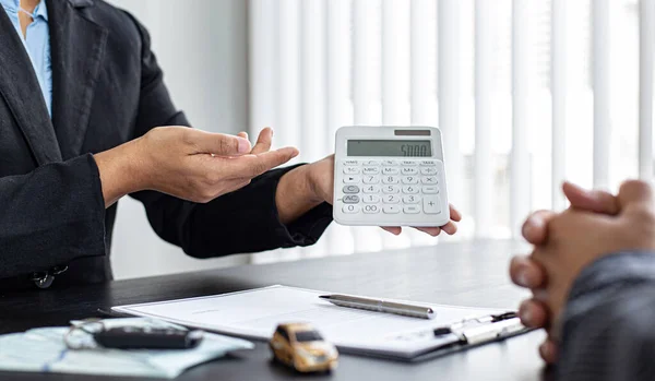 Araba satıcıları veya yöneticileri, araba alımları için özel fiyatlar ve koşullar sundular. Hizmet ve teklif veya finansal bankacılık kavramı.