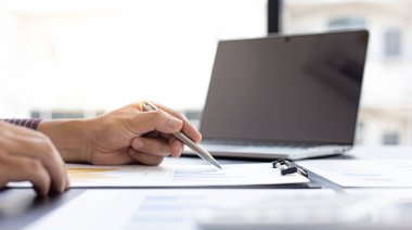 Bağımsız finans işadamları müşterinin yıllık gelirini hesaplar ve ofis grafikleri, Gelir Vergisi Yönetimi ve Mali Muhasebe konseptiyle pazarı derinlemesine analiz eder.