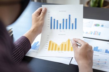Bağımsız finans işadamları müşterinin yıllık gelirini hesaplar ve ofis grafikleri, Gelir Vergisi Yönetimi ve Mali Muhasebe konseptiyle pazarı derinlemesine analiz eder.