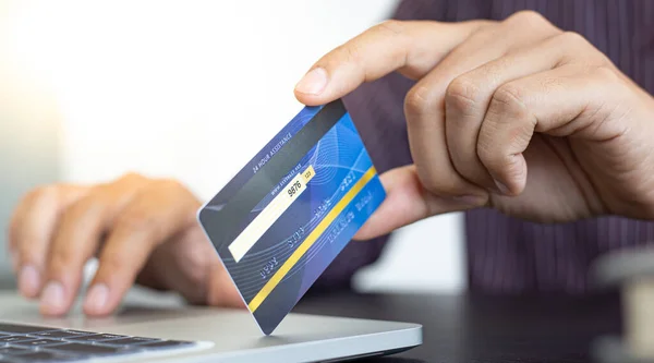 Podnikatelé Používají Notebook Registraci Line Nákupů Pomocí Plateb Kreditní Kartou — Stock fotografie
