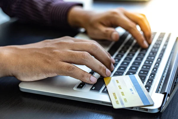 Biznesmeni Korzystają Laptopa Rejestracji Zakupów Online Przy Użyciu Płatności Kartą — Zdjęcie stockowe