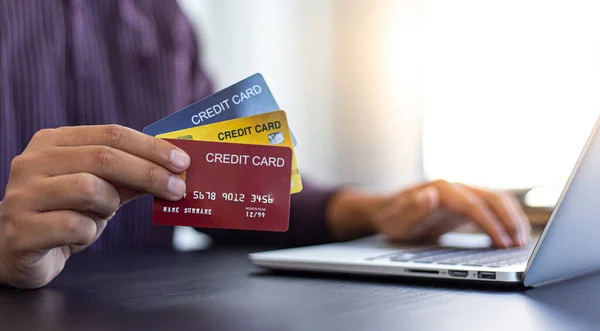 Adamları Internet Üzerinden Kredi Kartı Ödemelerini Teknoloji Nternet Rahatlığı Online — Stok fotoğraf