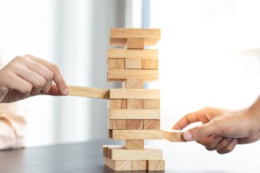 Yatırım risklerini, planlarını ve stratejilerini azaltmayı, şirkete istikrar kazandıracak bir ticari risk azaltma planı kurmayı, tahta bloklar konseptiyle iş büyümesini.