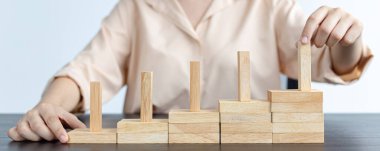 Ahşap blokları basamaklara yerleştirin, pazarlama stratejisini yükseltin, daha fazla çaba gerektirirse, işi en üst konsepte taşıyın.