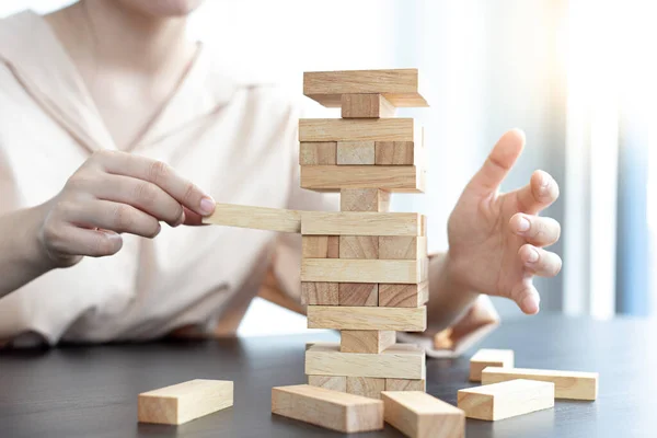 Uomini Affari Accuratamente Collocati Blocchi Legno Una Torre Alta Proteggere — Foto Stock