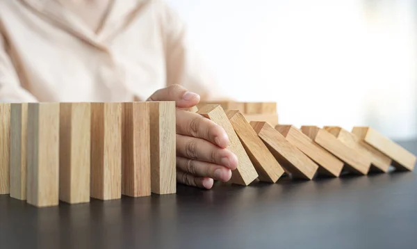 Zakenvrouw Stopt Handen Vallen Domino Risico Continu Stoppen Continue Schadebeperking — Stockfoto