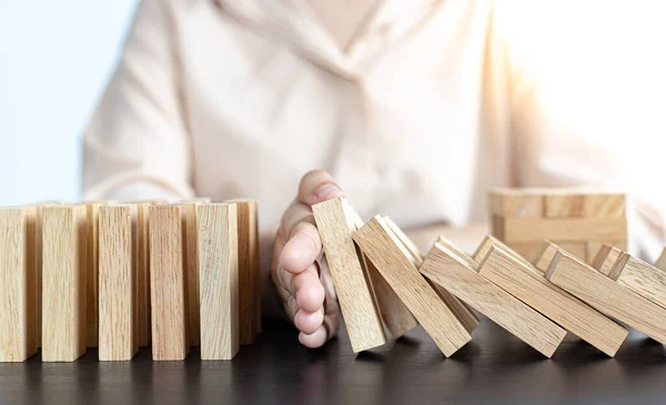 Zakenvrouw Stopt Handen Vallen Domino Risico Continu Stoppen Continue Schadebeperking — Stockfoto