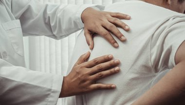 Profesyonel terapistler kasları geriyor, anormal kas semptomları olan hastalar, fiziksel rehabilitasyon terapileri ve fizyoterapist konseptinin fizyolojik bozukluklarının tedavisi.