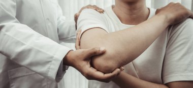 Profesyonel terapistler kasları geriyor, anormal kas semptomları olan hastalar, fiziksel rehabilitasyon terapileri ve fizyoterapist konseptinin fizyolojik bozukluklarının tedavisi.