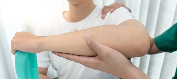 Professionelle Therapeuten Dehnen Muskeln Patienten Mit Abnormen Muskelsymptomen Physikalische Rehabilitationstherapien — Stockfoto