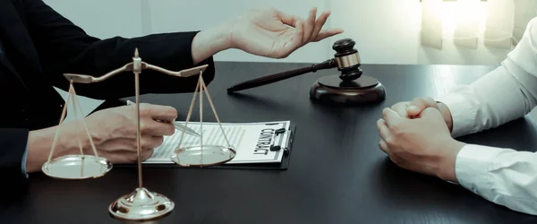 Advokat Eller Rådgivare Arbetar Rättssalen Och Förhandlar Med Klienter Eller — Stockfoto
