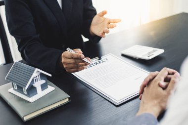 Emlakçılar müşterilerine sigortalı bir ev alma kararı almalarını öneriyor. Satın alma ve yatırım planlama konsepti pazarlığı.