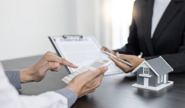 Emlakçılar müşterilerine sigortalı bir ev alma kararı almalarını öneriyor. Satın alma ve yatırım planlama konsepti pazarlığı.