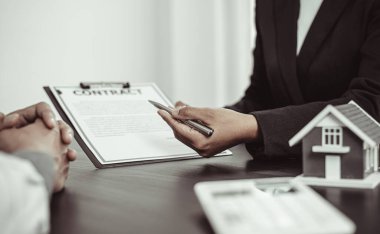Emlakçılar müşterilerine sigortalı bir ev alma kararı almalarını öneriyor. Satın alma ve yatırım planlama konsepti pazarlığı.