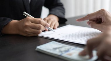 İşadamları, yasadışı arazi ve gayrimenkul, iş dolandırıcılığı ve sosyal adaletsizlik, yolsuzluk ve rüşvet kavramını satın almak için sözleşmeler imzalayan çalışanlara dolar dağıtıyor.