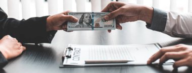 İşadamları, yasadışı arazi ve gayrimenkul, iş dolandırıcılığı ve sosyal adaletsizlik, yolsuzluk ve rüşvet kavramını satın almak için sözleşmeler imzalayan çalışanlara dolar dağıtıyor.