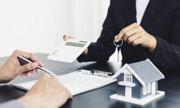 Makelaar Bezit Sleutels Naar Klant Sturen Biedt Voorwaarden Voor Het — Stockfoto