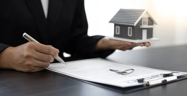 Real Estate Agent Holds Keys Send Client Offers Conditions Signing — Stock Photo, Image