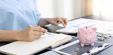 Kadın temizlikçiler para biriktirmek ve gelecekte kullanılmak üzere aile giderlerini hesaplamak için grafikler ve hesap makineleri kullanıyorlar..