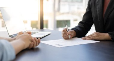 İşveren ya da İnsan Kaynakları bölümü özgeçmişi okuyor ve yeni çalışanların yeteneklerini sorguluyor, işveren iş başvurusunda bulunanları, istihdam ve istihdam kavramını seçiyor.