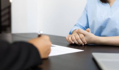 İşveren ya da İnsan Kaynakları bölümü özgeçmişi okuyor ve yeni çalışanların yeteneklerini sorguluyor, işveren iş başvurusunda bulunanları, istihdam ve istihdam kavramını seçiyor.