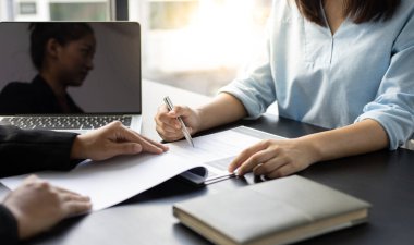 Sözleşme konseptini onaylamak ve imzalamak üzere, yeni çalışanlar borsada çalışmak için onaylanır ve büyük yöneticilerle sözleşmeler imzalanır..
