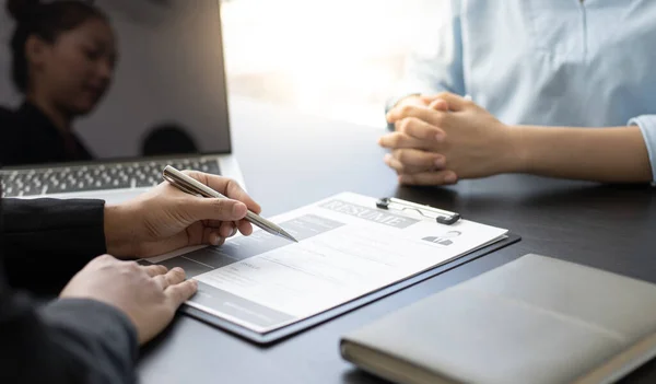 Aprovando Assinando Conceito Contratos Novos Funcionários São Aprovados Para Trabalhar — Fotografia de Stock