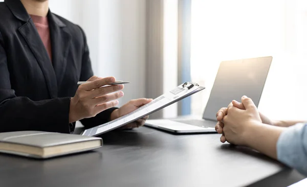 Empleador Departamento Recursos Humanos Está Leyendo Curriculum Vitae Entrevistando Capacidad —  Fotos de Stock