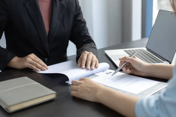 Arbeitgeber Oder Personalabteilung Liest Den Lebenslauf Und Befragt Die Fähigkeiten Stockbild