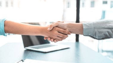 İşveren veya İnsan Kaynakları departmanı yeni çalışanları memnuniyetle karşılıyor, tebrik ediyor veya iş ve gelir başarısı elde ediyor, el sıkışma kavramı.