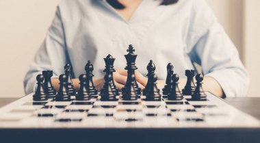 İş adamları pazarlama stratejilerini çalışmak için satranç oynayarak, iş konsepti için satranç oynayarak pazarın mekanizmalarını ve olasılığını analiz ederek planlıyorlar..