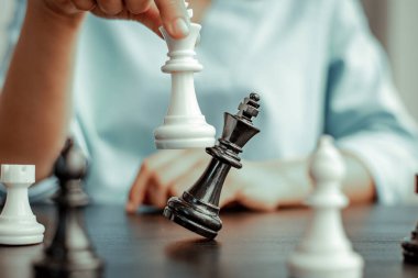 İş adamları pazarlama stratejilerini çalışmak için satranç oynayarak, iş konsepti için satranç oynayarak pazarın mekanizmalarını ve olasılığını analiz ederek planlıyorlar..
