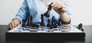 İş adamları pazarlama stratejilerini çalışmak için satranç oynayarak, iş konsepti için satranç oynayarak pazarın mekanizmalarını ve olasılığını analiz ederek planlıyorlar..