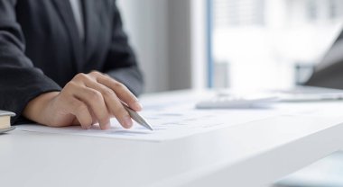 Finans işadamları şirketin kâr ve büyüme, piyasa araştırma raporları ve gelir istatistikleri, Finansal ve Muhasebe kavramı yaratma performansının grafiğini analiz ediyor.