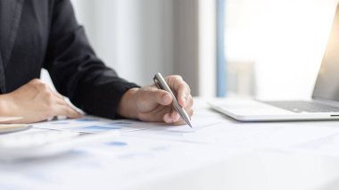Finans işadamları şirketin kâr ve büyüme, piyasa araştırma raporları ve gelir istatistikleri, Finansal ve Muhasebe kavramı yaratma performansının grafiğini analiz ediyor.