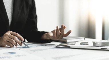 Finans işadamları şirketin kâr ve büyüme, piyasa araştırma raporları ve gelir istatistikleri, Finansal ve Muhasebe kavramı yaratma performansının grafiğini analiz ediyor.