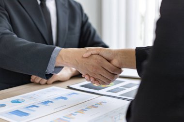 Selamlama ve toplantı, iş ortakları olarak el sıkışarak birbirlerini tebrik etmek gayrimenkul yatırımında arkadaşlık kurmak, el sıkışma konsepti..