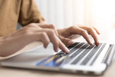 Teknoloji ve internet iletişimi dünyası, finans uzmanları emlak gelirlerini, Finans ve Vergi Teknolojisi kavramlarını hesaplamak ve kontrol etmek için dizüstü bilgisayar kullanıyor.