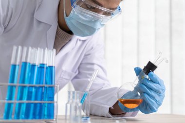Bilim insanları antibiyotikleri normal tedavi için analiz etmek, antiretroviral ilaçlar veya patojenler konseptini test etmek için enfekte olmuş hastaların kanındaki antiretroviral ilaçları test ediyorlar..
