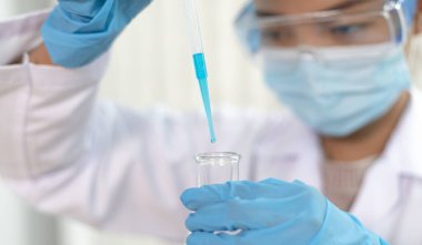 Bilim insanları kimyasal bileşimin ve biyolojik kütlesinin bilimsel bir laboratuvarda, bilim adamlarında ve laboratuar konseptinde tespit edilmesine hazırlanmak için mavi kimyasal test tüpleri taşıyorlar..