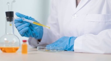 Bilim insanları ya da doktorlar, antiviral ilaçların yeni türlerini analiz ederek hastalara bağışıklık kazanmak için aşı enjekte ediyorlar.