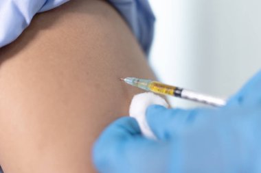 Doktor, virüsün yayılmasını önlemek için hastaya antibiyotik ya da virüse dayanıklı antibiyotikler veriyor. Antibiyotikler, grip konseptinin yeni türünü engelliyor..