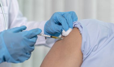 Doktor, virüsün yayılmasını önlemek için hastaya antibiyotik ya da virüse dayanıklı antibiyotikler veriyor. Antibiyotikler, grip konseptinin yeni türünü engelliyor..