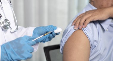 Doktor, virüsün yayılmasını önlemek için hastaya antibiyotik ya da virüse dayanıklı antibiyotikler veriyor. Antibiyotikler, grip konseptinin yeni türünü engelliyor..