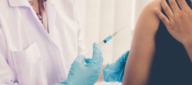 Doktor, virüsün yayılmasını önlemek için kadınlara antibiyotik ya da yeni antikorlar veriyor, bulaşıcı hastalıklara karşı aşı.