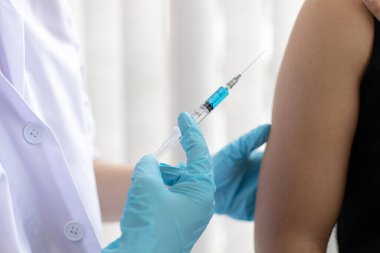 Doktor, virüsün yayılmasını önlemek için kadınlara antibiyotik ya da yeni antikorlar veriyor, bulaşıcı hastalıklara karşı aşı.
